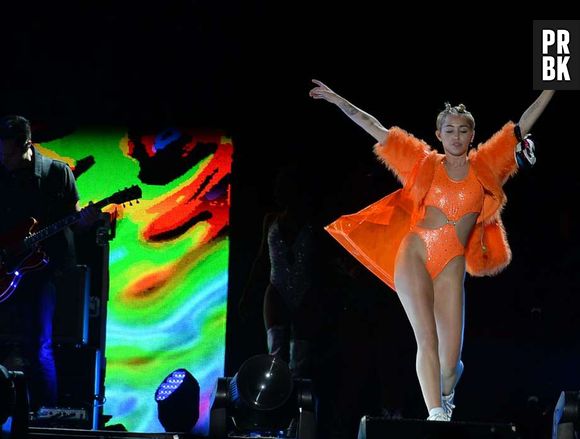 Miley Cyrus não dispensou os looks coloridos para a apresentação da "Bangerz Tour" em São Paulo