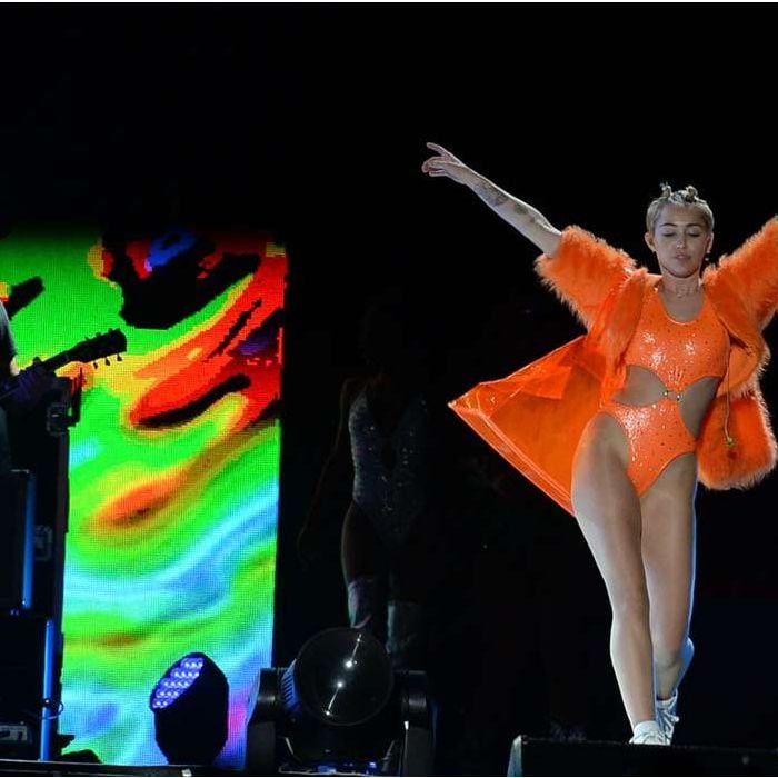 Miley Cyrus não dispensou os looks coloridos para a apresentação da &quot;Bangerz Tour&quot; em São Paulo