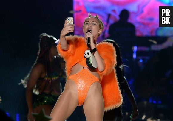 Miley Cyrus registrou vários momentos do show em seu celular