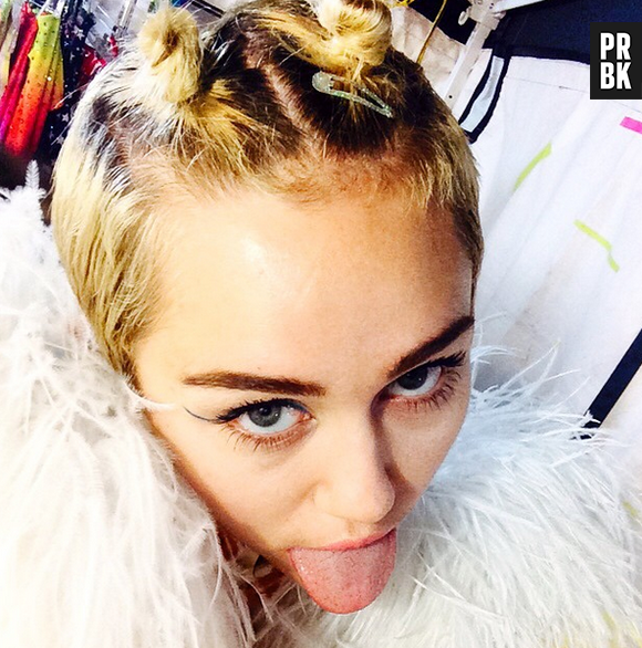 Miley Cyrus faz selfie nos bastidores do show em SP