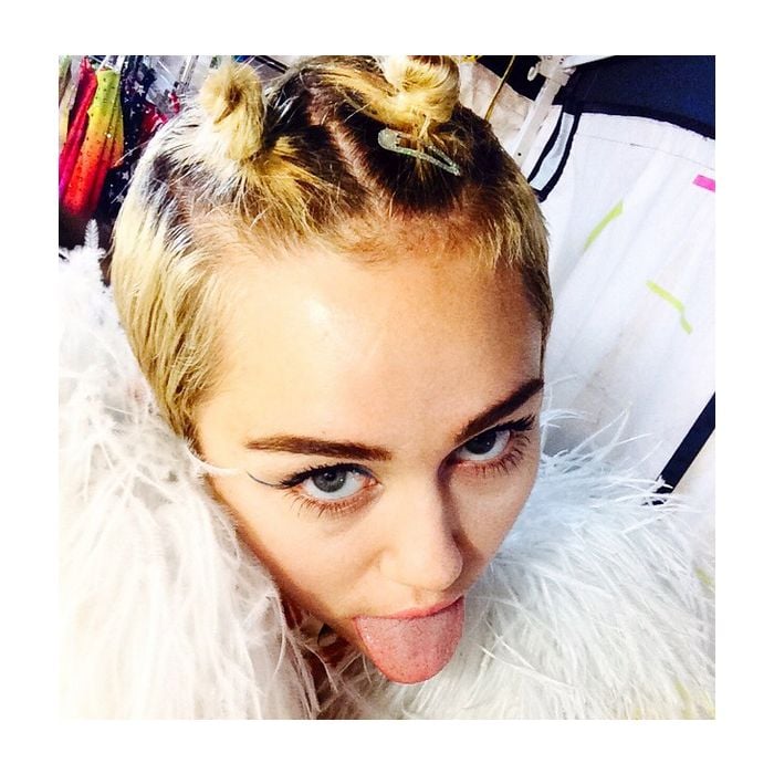Miley Cyrus faz selfie nos bastidores do show em SP