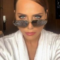 Letícia Colin posa com peitos à mostra e isso não é um problema