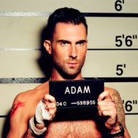 Maroon 5 é criticado por fazer apologia ao abuso sexual em novo clipe