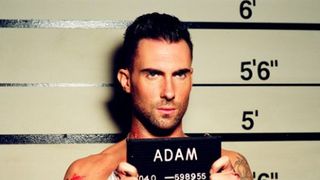 Maroon 5 é criticado por fazer apologia ao abuso sexual em novo clipe