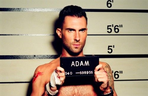 Maroon 5 é criticado por fazer apologia ao abuso sexual em novo clipe