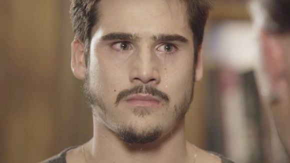 Samuca se desespera ao descobrir que vão explodir a SamVita em "O Tempo Não Para"