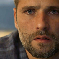 Gabriel se apavora com missão, tenta fugir e é impedido por León em "O Sétimo Guardião"