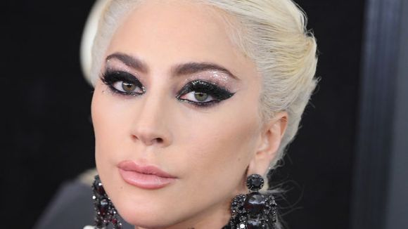 Lady Gaga se pronuncia sobre o caso R. Kelly e promete nunca mais trabalhar com o cantor!