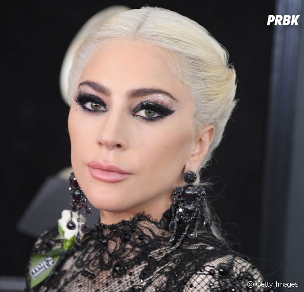 Lady Gaga faz textão pedindo desculpas e promete nunca mais trabalhar com R. Kelly