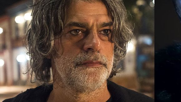 León assusta todos os guardiães ao aparecer em sua forma humana em "O Sétimo Guardião"