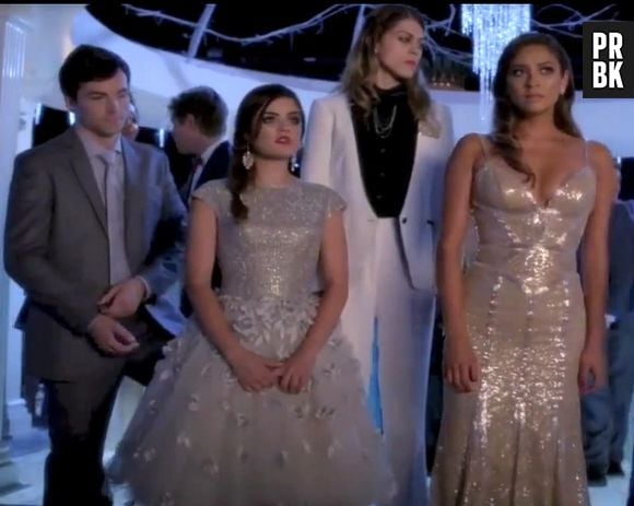 Em "Pretty Little Liars", Aria (Lucy Hale) e Emily (Shay Mitchell) observam a chegada de Alison (Sasha Pieterse) com expressões suspeitas