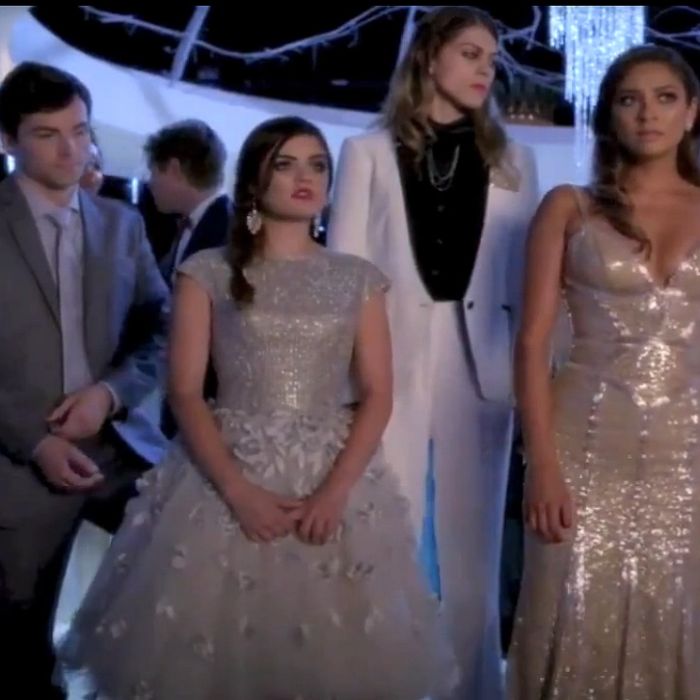  Em &quot;Pretty Little Liars&quot;, Aria (Lucy Hale) e Emily (Shay Mitchell) observam a chegada de Alison (Sasha Pieterse) com express&amp;otilde;es suspeitas 