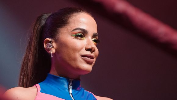 Anitta faz cover de "thank u, next", da Ariana Grande, e arrasa no Spotify Singles. Vem ouvir!