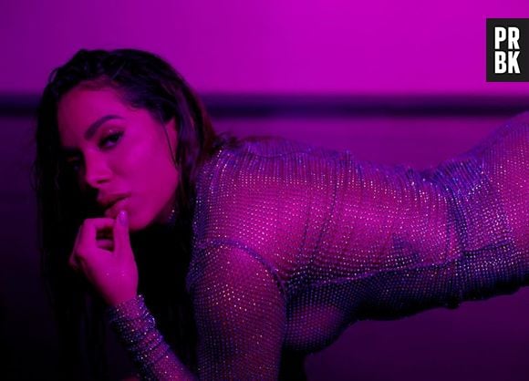 Anitta não cansa de arrasar e lança versão nova de "Veneno"