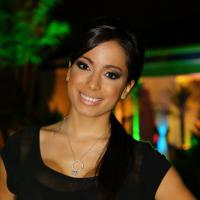 Fotos de Anitta pelada? Imagem da cantora segurando os seios é verdadeira, confirma assessoria