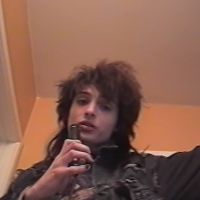 Finn Wolfhard está tentando se tornar um rockstar no novo clipe da banda Weezer
