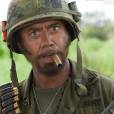  Robert Downey Jr. fez todo mundo morrer de rir na pele de um ator interpretando um soldado em "Trov&atilde;o Tropical" (2008) 