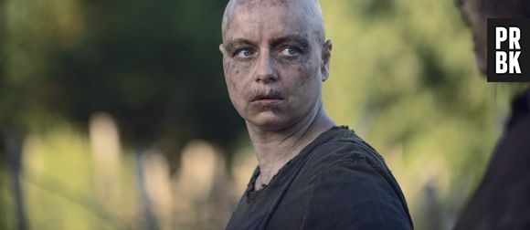 Alpha (Samantha Morton) mostra que é mais insana do que esperávamos em "The Walking Dead"