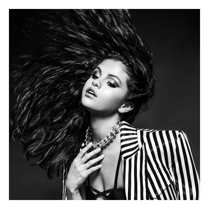  Selena Gomez joga o cabelo ao vento nas novas fotos publicadas em seu Instagram 