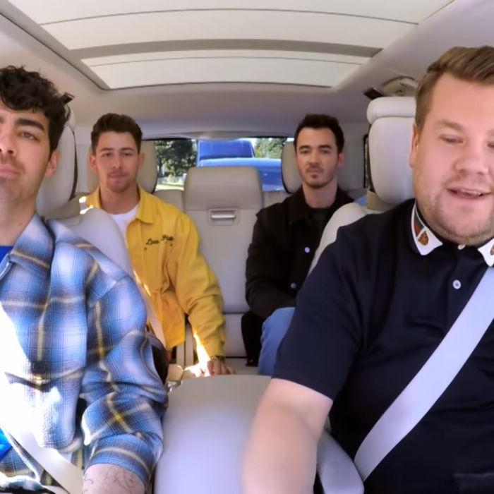 Jonas Brothers performam hits de sucesso e relembram polêmicas no &quot;Carpool Karaoke&quot;