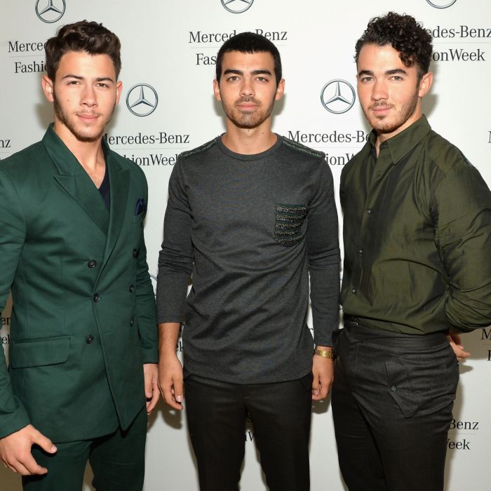 Jonas Brothers cantam &quot;Sucker&quot;, &quot;When You Look Me In The Eyes&quot;, &quot;Burning Up&quot; e mais no &quot;Carpool Karaoke&quot;