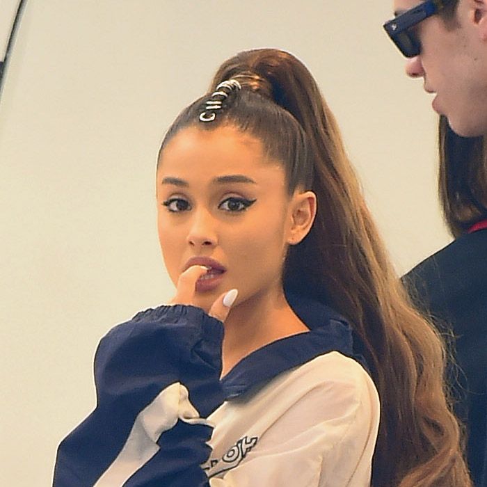  Nas redes sociais, o público começou a pedir para que Ariana Grande começasse a usar mais o cabelo natural 
  