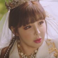 Ex-2NE1, Park Bom está de volta, com direito a MV incrível de "Spring" e participação de Sandara