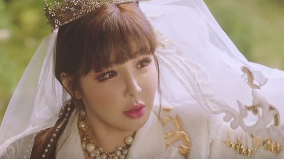 Ex-2NE1, Park Bom está de volta, com direito a MV incrível de "Spring" e participação de Sandara