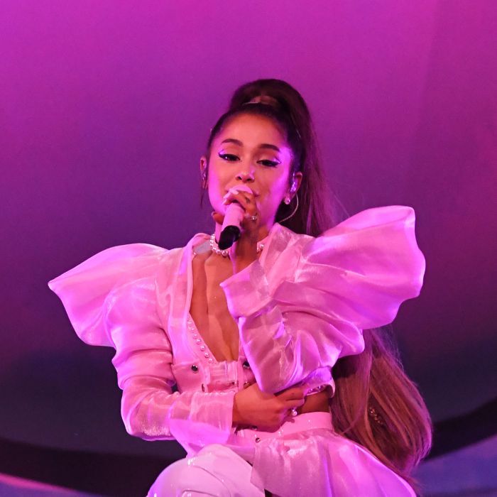 Ariana Grande contou com seis figurinos no primeiro show da &quot;sweetener world tour&quot;