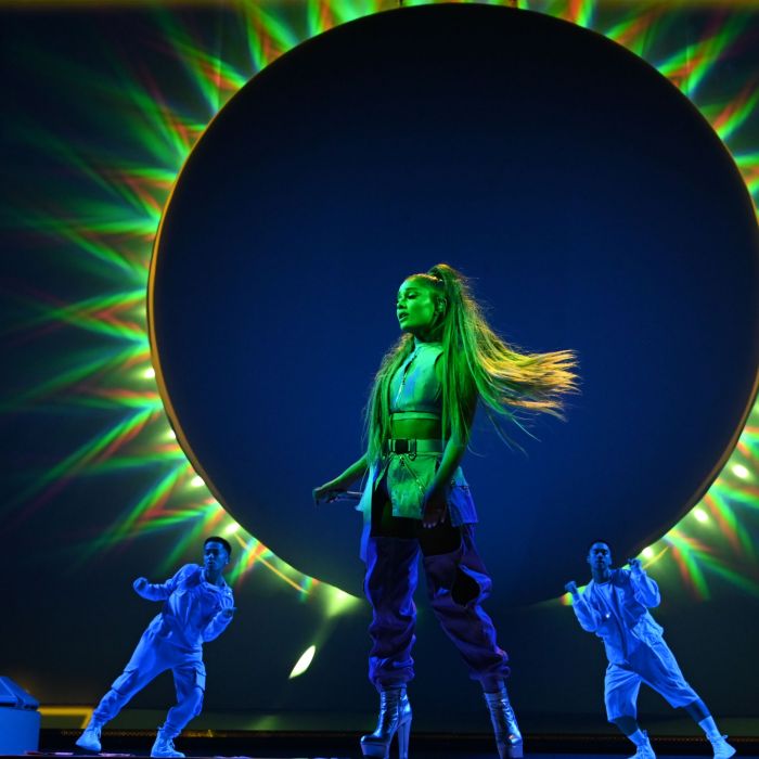 Ariana Grande caprichou no palco em formato de lua e muitas cores