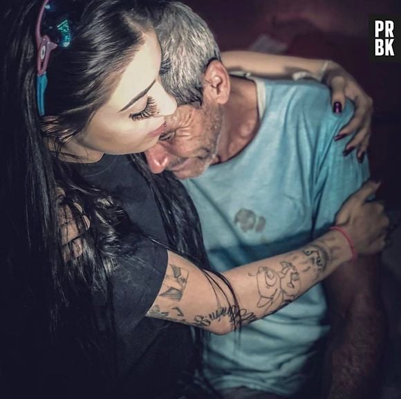 MC Mirella vai até à casa de idoso que viralizou na internet ao ser agredido por roubar comida em mercado para ajudá-lo