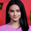 Camila Mendes decidiu dar uma clareada nas madeixas e saiu do preto da Veronica de "Riverdale"