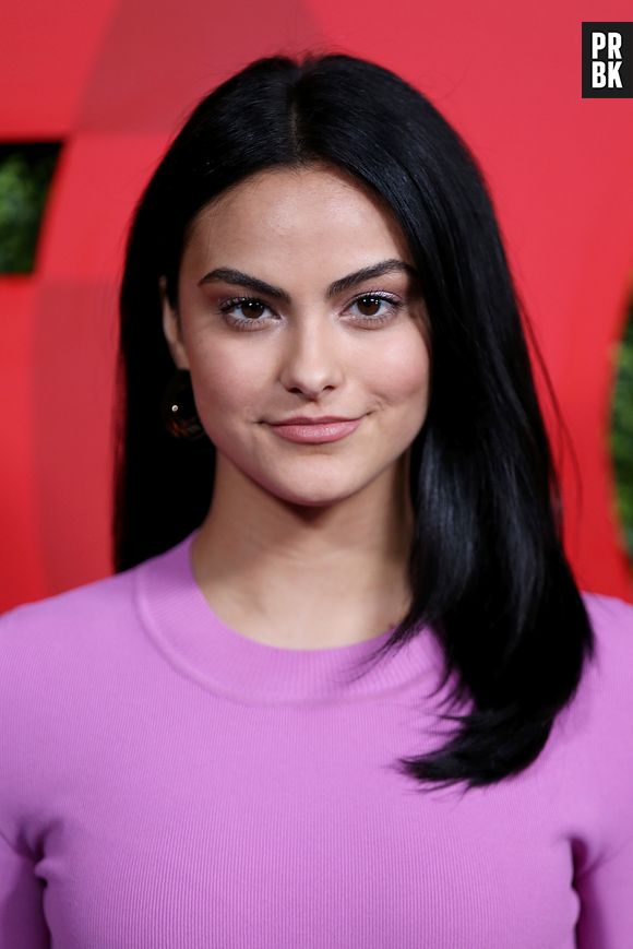 Camila Mendes decidiu dar uma clareada nas madeixas e saiu do preto da Veronica de "Riverdale"