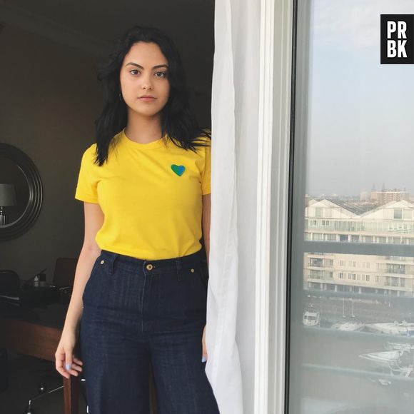 Camila Mendes, de "Riverdale", pintou e cortou o cabelo