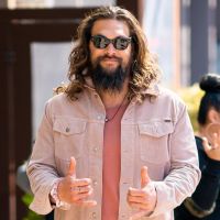 O Jason Momoa decidiu tirar a barba após 7 anos para se despedir de Drogo e virou OUTRA PESSOA