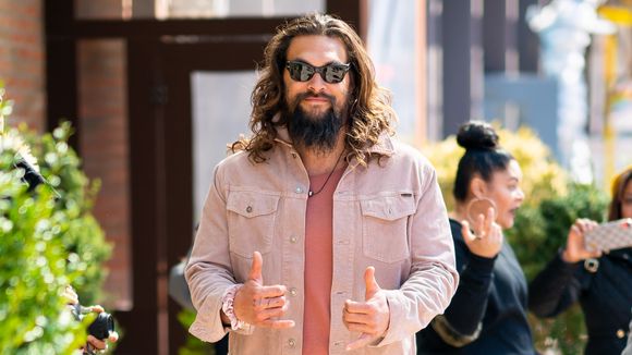 O Jason Momoa decidiu tirar a barba após 7 anos para se despedir de Drogo e virou OUTRA PESSOA