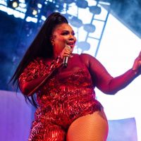 Você precisa conhecer a Lizzo, uma cantora negra, gorda e militante que está arrasando MUITO