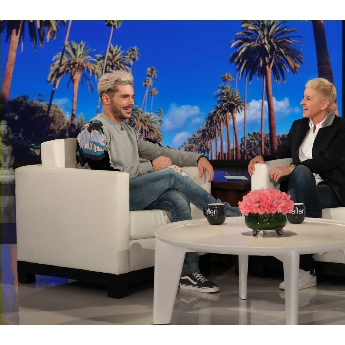 Zac Efron foi ao programa da Ellen DeGeneres e conheceu sua estátua de cera