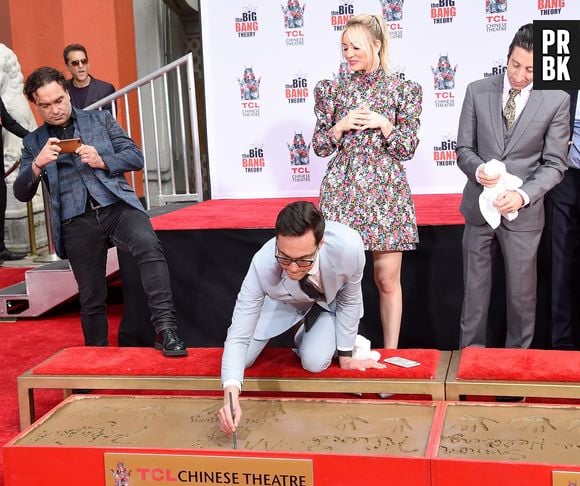 Jim Parsons, de "The Big Bang Theory", assina sua estrela na Calçada da Fama