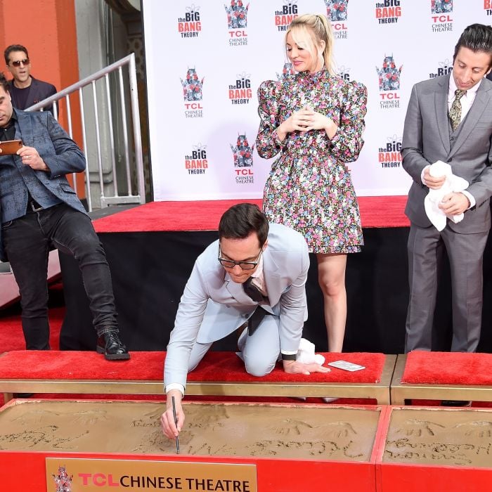 Jim Parsons, de &quot;The Big Bang Theory&quot;, assina sua estrela na Calçada da Fama