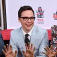 Atores de "The Big Bang Theory" mostram mãos sujas após serem adicionados a Calçada da Fama