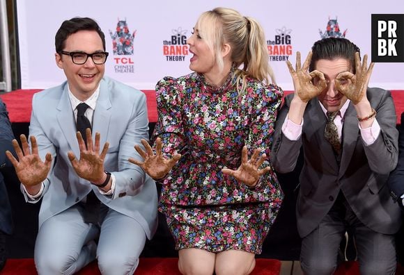 Atores de "The Big Bang Theory" mostram mãos sujas após serem adicionados a Calçada da Fama