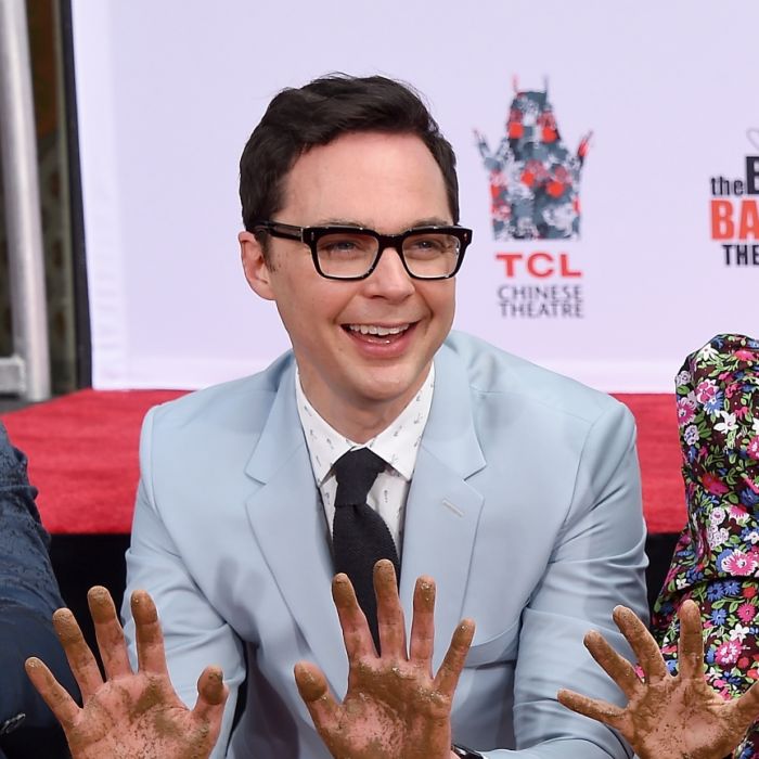 Atores de &quot;The Big Bang Theory&quot; mostram mãos sujas após serem adicionados a Calçada da Fama