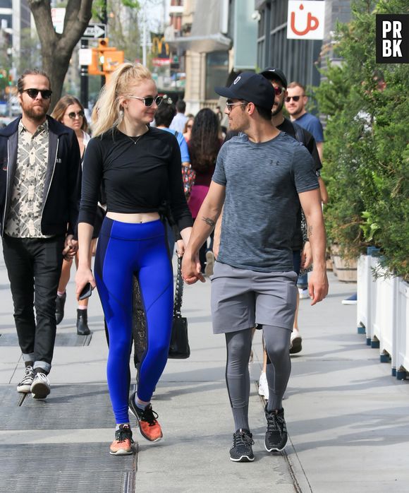 Essa troca de olhares entre Sophie Turner e Joe Jonas é tudo que a gente queria na vida