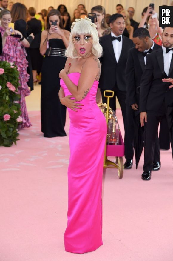 Lady Gaga trocou de look 4 vezes no Met Gala 2019, com direito a vários acessórios incríveis para acompanhar