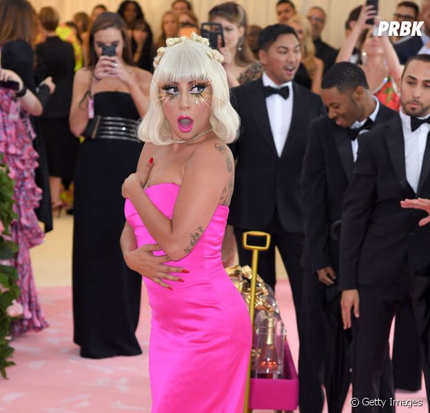 Lady Gaga trocou de look 4 vezes no Met Gala 2019, com direito a vários acessórios incríveis para acompanhar