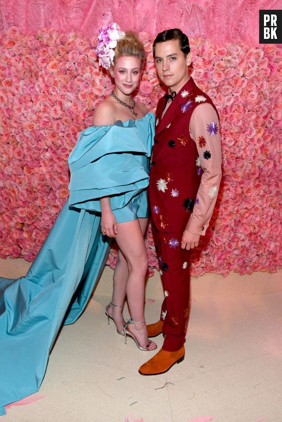 Lili Reinhart e Cole Sprouse, de "Riverdale", foram juntos ao Met Gala 2019