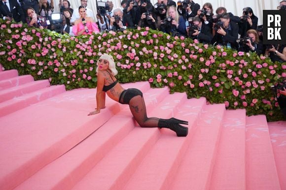 Lady Gaga ousou no seu 4º look no Met Gala 2019 e ficou seminua! Arrasou!