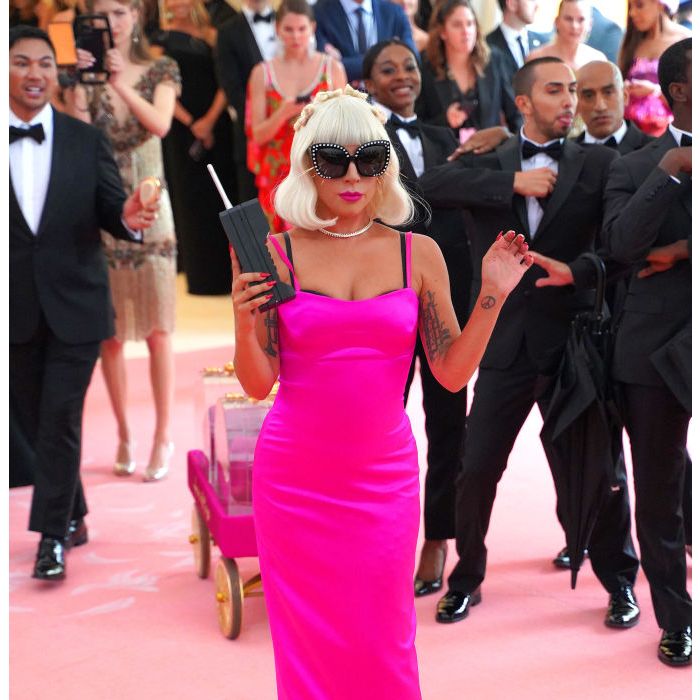 Lady Gaga e seu 3º look no Met Gala 2019, com uma réplica do primeiro celular feito