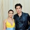 Charles Melton acompanhou Camila Mendes, ambos de "Riverdale", no MET Gala 2019